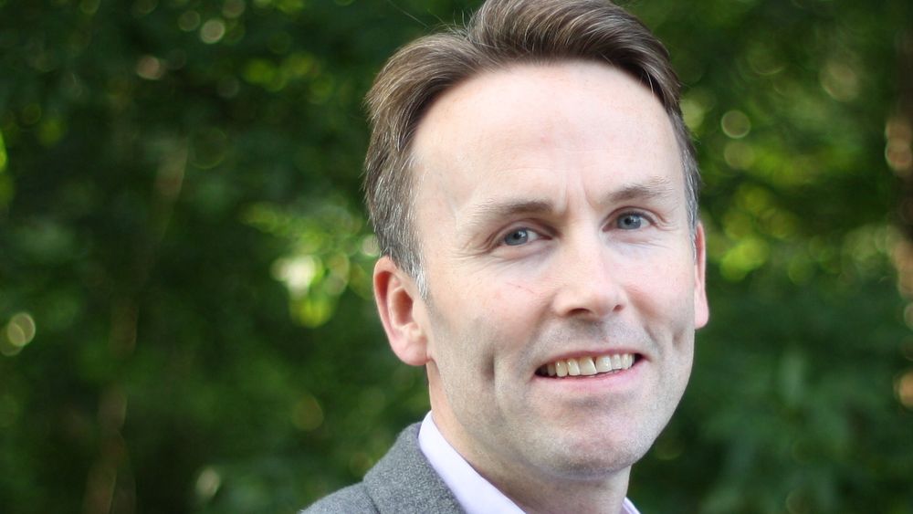 Administrerende direktør Stein André Larner i Com4 er fornøyd med at selskapet ble valgt til å levere M2M-kommunikasjon for strømmålere på togene.