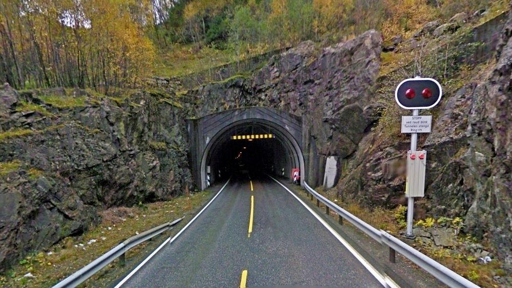 Bildet viser nordre portal i Kvernhaugtunnelen. Birkeland Entreprenørforretning leder konkurransen om å få oppgradere tunnelen.