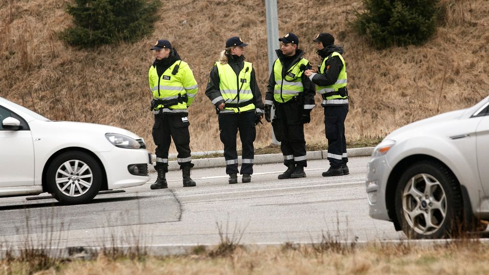Tollvesenet ønsker å registrere alle biler som krysser landegrensene. Bildet viser tollere i aksjon på Svinesund. Illustrasjonsfoto.