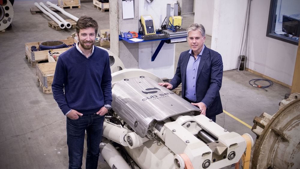 Alexander Iversen,  teamlederen for ingeniørene i Sub Sea Services, og CEO Bernt Arne Breistein står foran selskapets ROPS montert på en raiser.