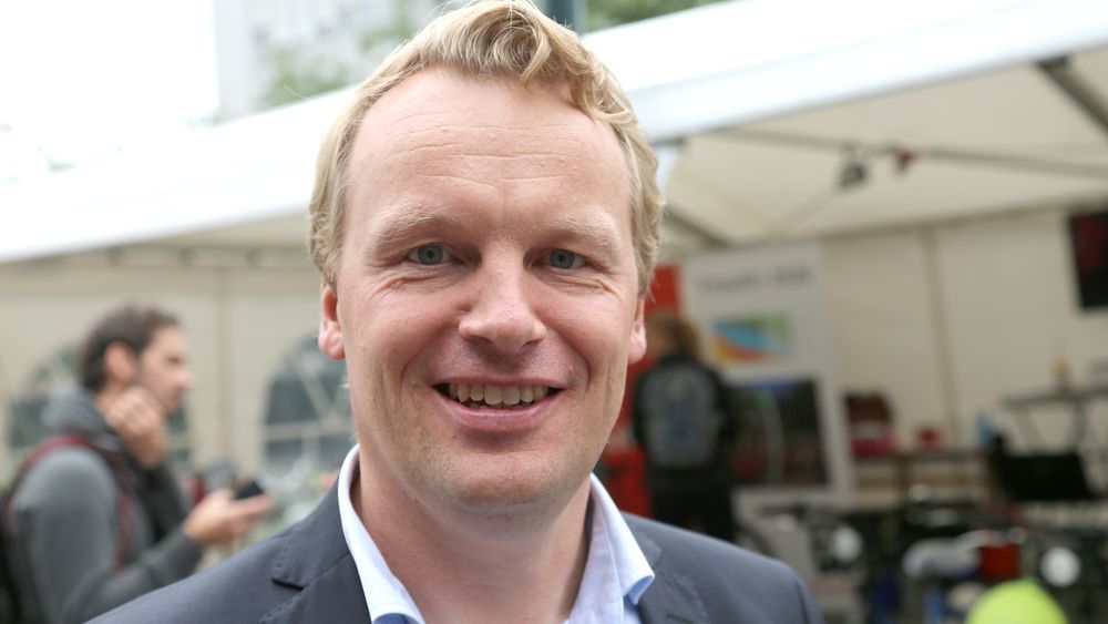 Teknologidirektør Jon Christian Hillestad i Telia Norge slår nå på tale over 4G - volte - for de første kundene. Men foreløpig vil ikke 4G-samtalene flyte over til kunder i Telenor-nettet. Da må de innom 3G-teknologi.