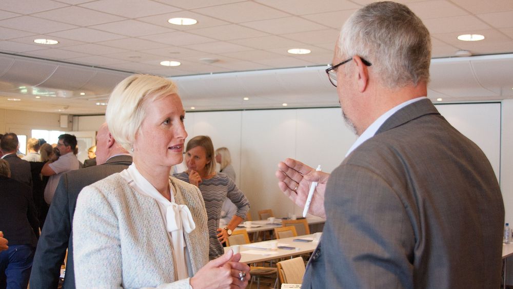 Inge Hansen, prosjektleder for bygging av det britiske nødnettet hos den kommersielle operatøren EE i samtale med direktør Tor Helge Lyngstøl i Direktoratet for nødkommunikasjon under frekvensforum hos Nasjonal kommunikasjonsmyndighet i Lillesand 7. september.
