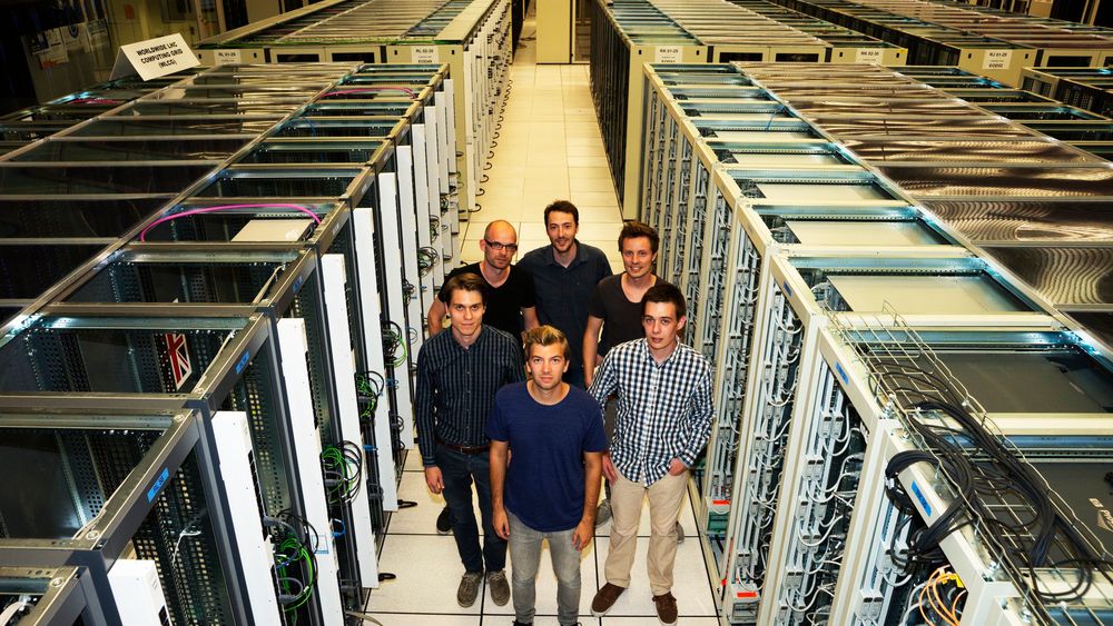 Tind-teamet er doblet siden i fjor, da dette bildet ble tatt ved CERN Data Center. Daglig leder Alexander Nietzold står foran i bildet. De øvrige fra v. er Øystein Blixhavn, Audun Bjørkøy, Guillaume Lastecoueres, Kenneth Hole og Aurelien Danizel.
