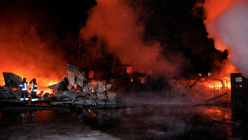 Et våpendeponi og to andre brakker brant ned til grunnen på Terningmoen leir på Elverum i 2010. Et eksempel på brann i et eksplosjonsfarlig område der det ikke endte med eksplosjon.