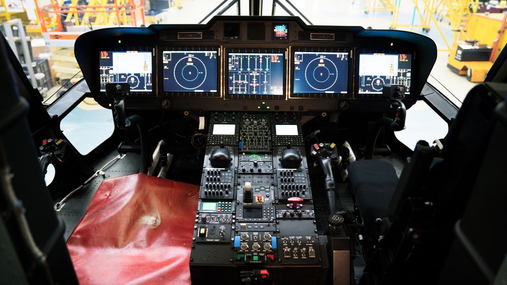 Cockpiten på det nesten ferdigbygde tredje norske helikopteret.