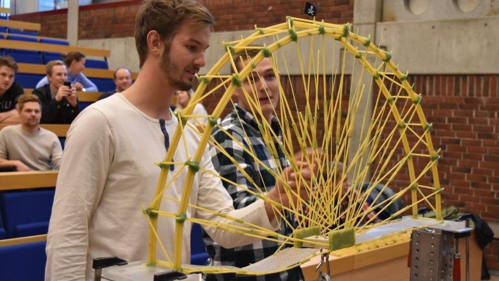 Ingeniørstudentenes spaghettibru tålte en vekt på hele 98 kilo før den ga etter. Det gjorde dem til vinner av den første spaghettibrukonkurransen ved Universitetet i Stavanger. Thomas Riber og Marius Ramslien sjekker konstruksjonen sin etter testen.