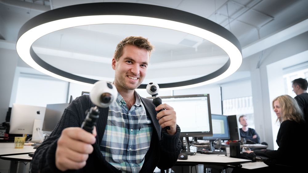 Mathias Klingenberg er en av journalistene som har vært på reportasje med 360/VR-kamera.