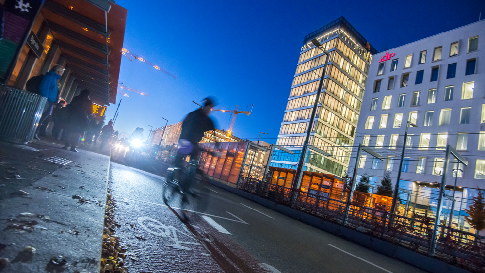 Sykkelfeltet som normalt går langs Dronning Eufemias gate i Oslo ender plutselig i møte med Bjørvika bussholdeplass - en av Oslo mest trafikkerte bussholdeplasser. Dette er en av løsningene som anbefales i Vegvesenets vegnormaler, og som Oslo kommune mener ikke fungerer godt. Kommunen har laget sitt eget forslag til løsning på dette problemet, som du kan se lenger ned i artikkelen.