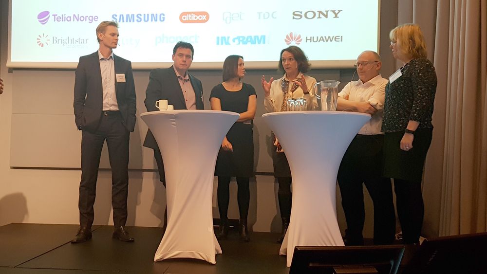 Fra onsdagens paneldebatt. Fra venstre: Øyvind Husby, Øyvind Lundbakk, Nina Vesterby, Birgit Bjørnsen, Christian Birkeland og Bente Øverli, fung. forbrukerombud.