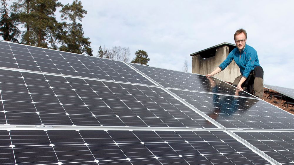 Stadig flere nordmenn skaffer seg solcellepaneler. Her et hus som nå installerer solcellepaneler. På bildet Andreas Bentzen fra Otovo som selger solcellepanel.