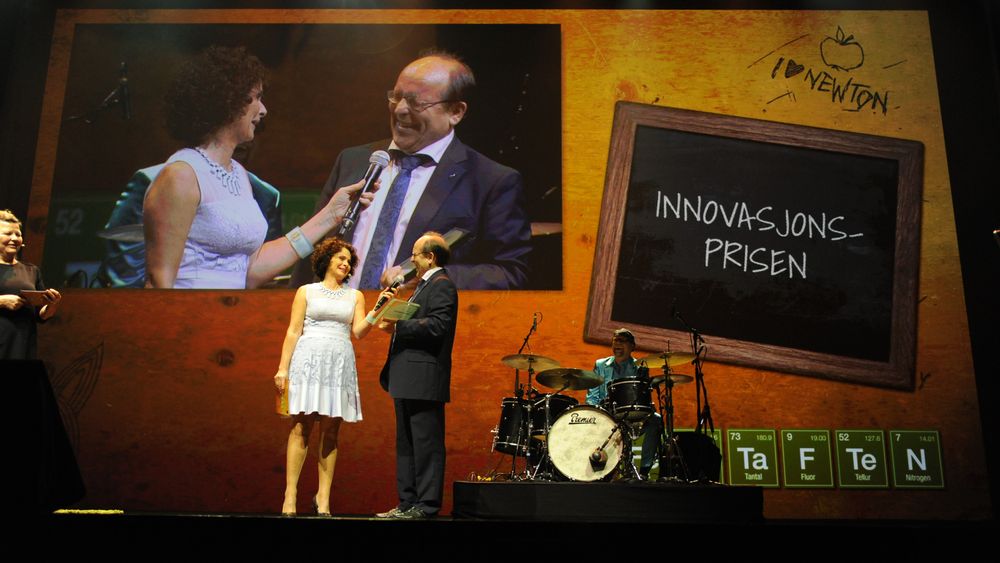 Nadia Hasnaoui deler ut Innovasjonsprisen 2016 til Josef Filtvedt, administrerende direktør i Dynatec, for deres arbeid med å utvikle en silisium-reaktor