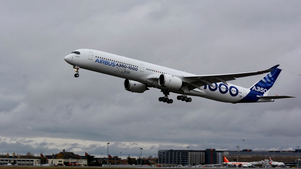Første flygning: A350-1000 tok av fra Toulouse-Blagnac lufthavn, der Airbus har sitt hovedkvarter, klokka 10.42 torsdag.