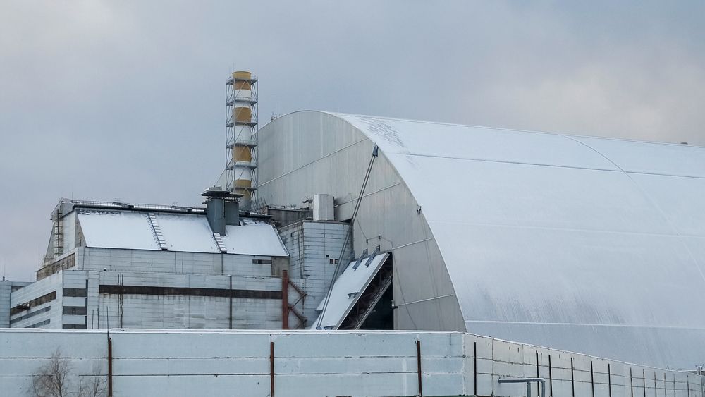En gigantisk metallkonstruksjon er plassert over den gamle sarkofagen som dekker den ødelagte 4. reaktoren på Tsjernobyl-kraftverket. Bildet er tatt 29. november 2016.