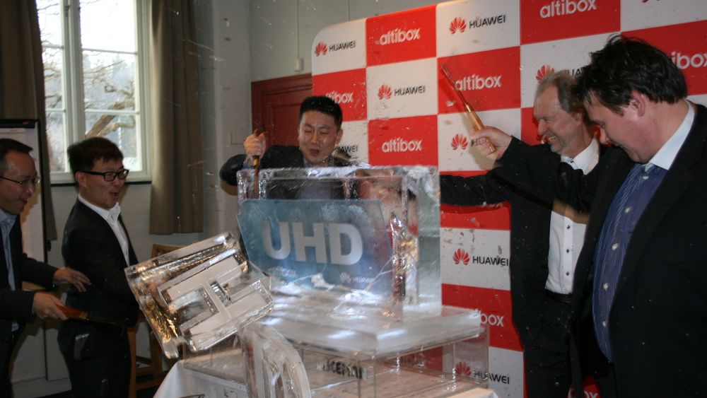 Topplederne i Altibox og Huawei Norge hakker løs på en isblokk som symboliserer overgangen fra HD til UHD. Fra venstre: Eric Zhang, leder for Huawei Norge, Yifeng He, salgsdirektør Huawei Norge, administrerende direktør Nils Arne Bakke i Altibox og produktdirektør Øyvind Lundbakk.