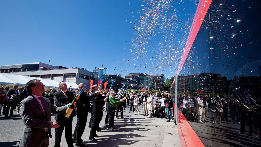 Hydrogenbussene ble satt i drift med konfetti og korps i mai 2012. Nå bevilger Oslo og Akerhus nye millioner for å fortsette testinga.