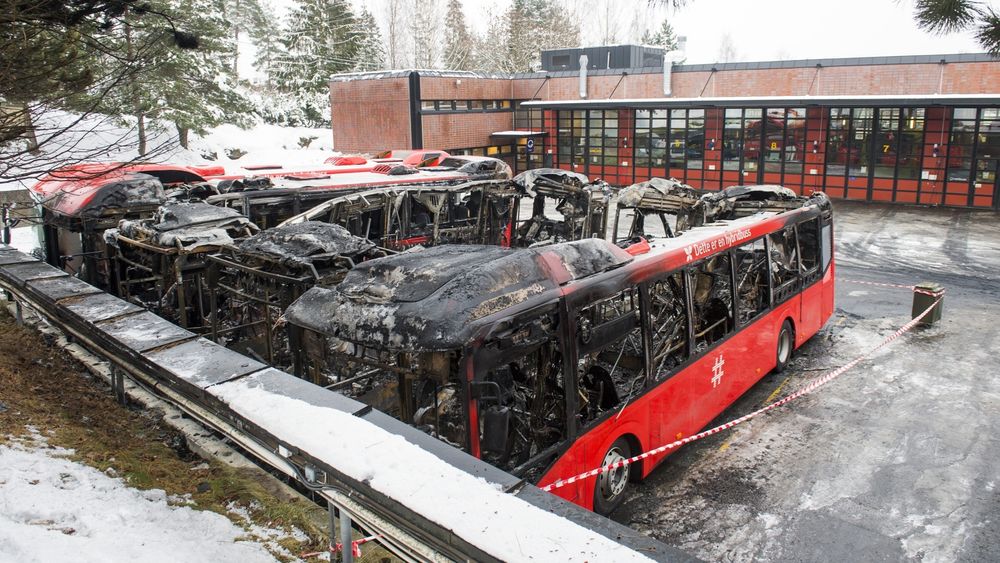 Fire hybridbusser ble totalskadet i brann på Furubakken natt til mandag.
Foto: Fredrik Varfjell / NTB scanpix