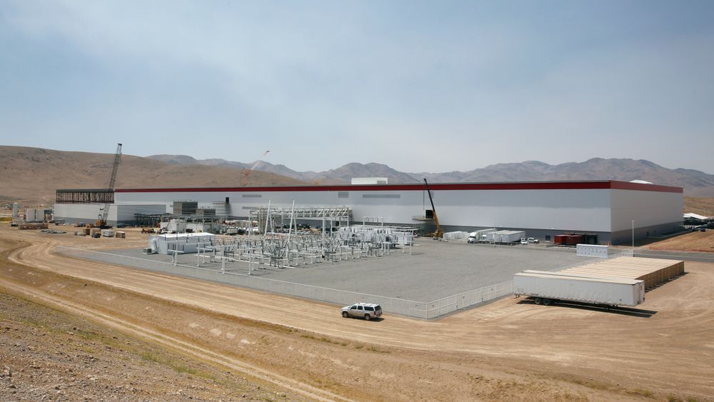 Tesla Gigafactory under oppføring i Nevada i juli 2016. Fabrikken produserer nå batterier til Powerwall og Powerpack, og i løpet av året til Tesla Model 3.