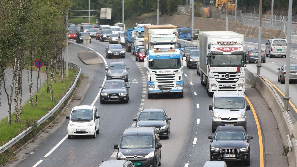 E18 Vestkorridoren har høy trafikk og slipes raskt ned etter piggdekksesongen. Derfor brukes spylebilen for å rubbe opp asfalten og øke friksjonen mellom bil og asfalt frem mot sommeren.