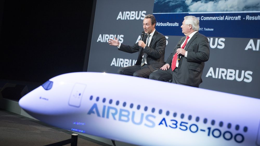 Fabrice Brégier (t.v) og John Leahy la fram Airbus' fjorårstall onsdag.