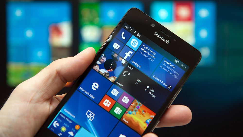 Lumia-serien er død og det er lenge siden Microsoft lanserte en ny mobil. Bildet viser en Lumia 950, som kom i 2015.