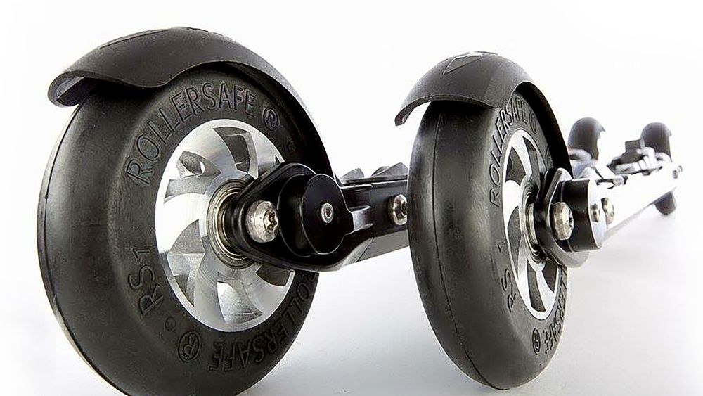 RollerSafe: Den batteridrevne hydraulikken er skjult i rommet mellom hjulene. Bremsene kan man se i form av to små kalipere på hver ski som bremser mot felgen på bakhjulet.