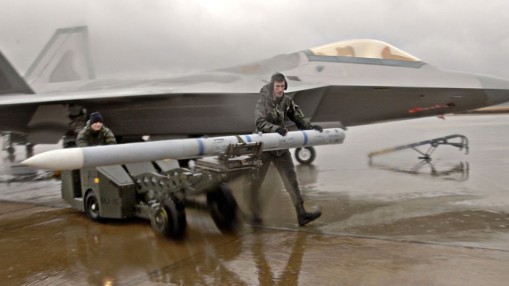 Et amerikansk F-22A Raptor kampfly klargjøres med AIM-120C Amraam. Dette Raytheon-missilet hadde to års produksjonsstans før Nammo overtok som eneleverandør av motorer.