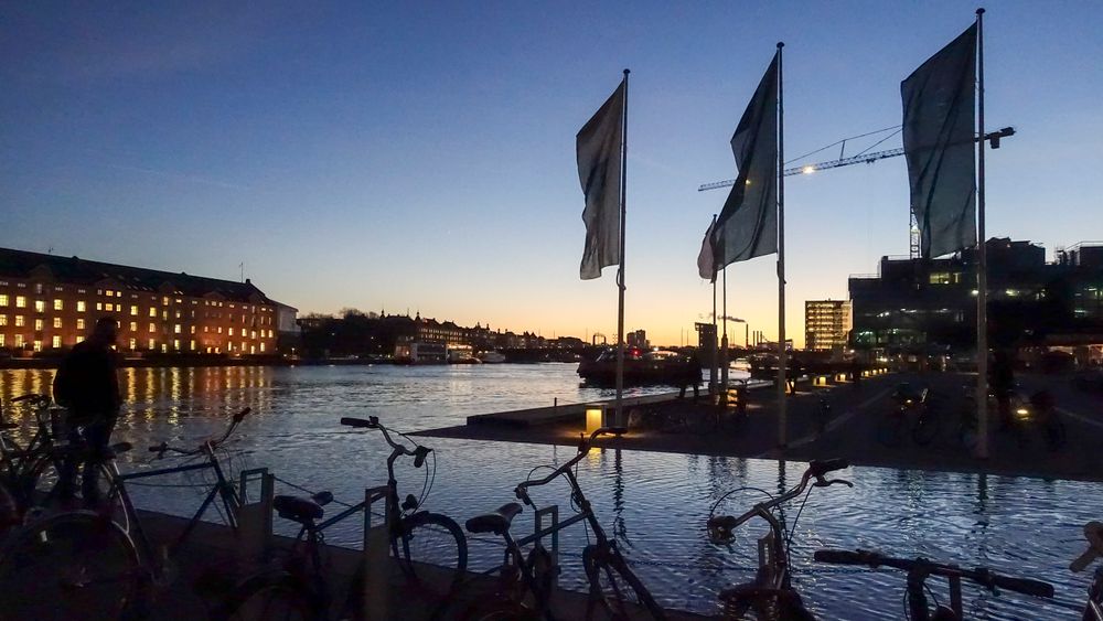 København iDanmark Sykler i solnedgang ved Den Sorte Diamant og Det kongelige bibliotek.Illustrasjonsfoto.