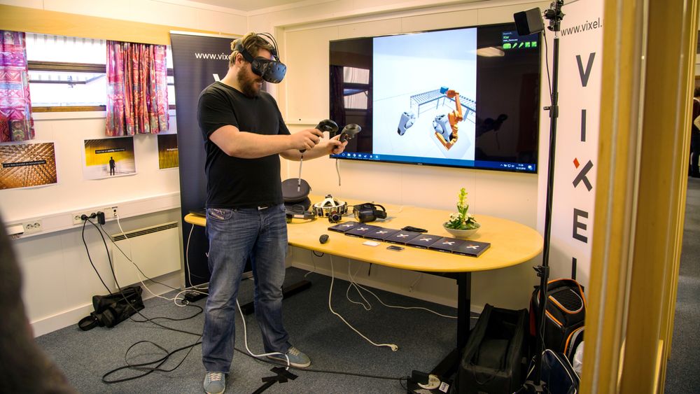 Rune Vandli med eget utstyr for VR. Med selskapet Vixel bidrar Vandli til å flytte VR-teknologien fra underholdningsindustrien til vareproduserende industri for opplæring, vedlikehold og prosjektering.