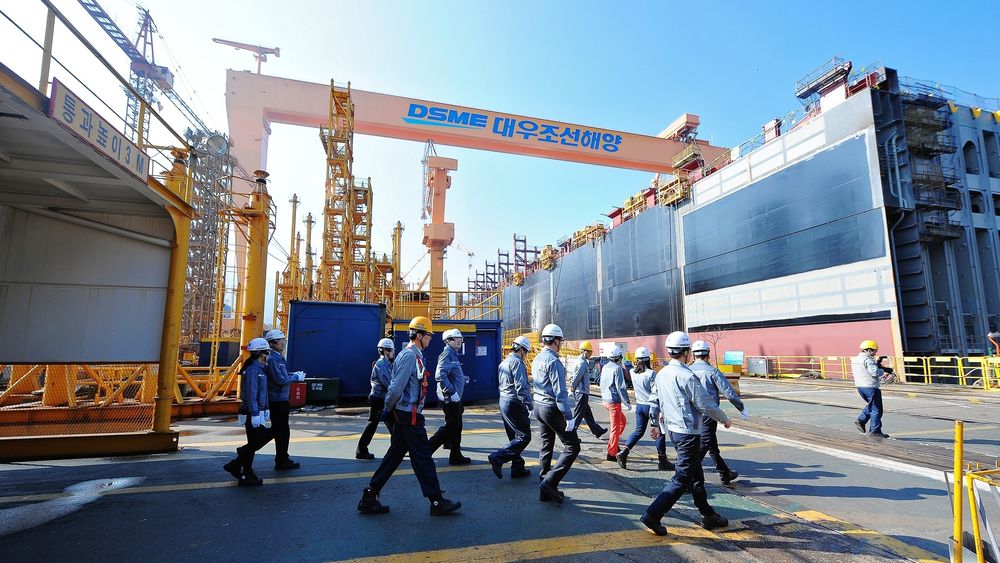 Daewoo-verftet er ett år forsinket med det nye norske logistikkskipet KNM Maud. Økonomisk krise og to dødsbranner pekes ut som medvirkende årsaker til forsinkelsen.