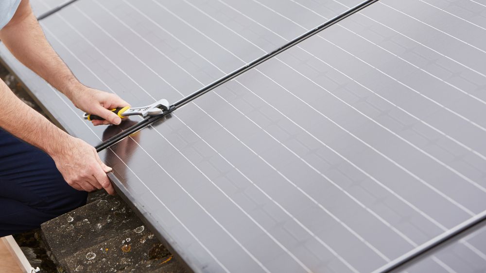 Installasjon av solcellepaneler krever mye manuelt arbeid. I USA er det flest soljobber i California.