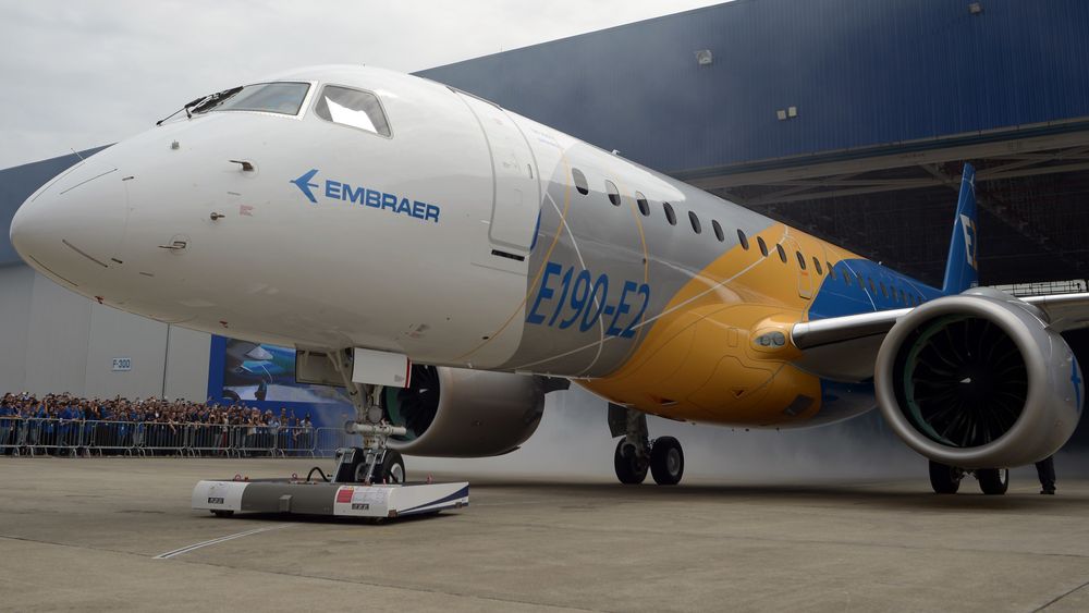 Embraer E190-E2 på utrullingsseremonien i februar i fjor. Om et års tid skal Widerøe, som første flyselskap, ta flytypen i bruk.