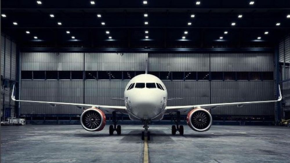 Airbus' A320neo stående i hangaren til SAS i Københavns Lufthavn. Legg merke til de såkalte wingletsene med vertikal utforming på tuppen av vingene.