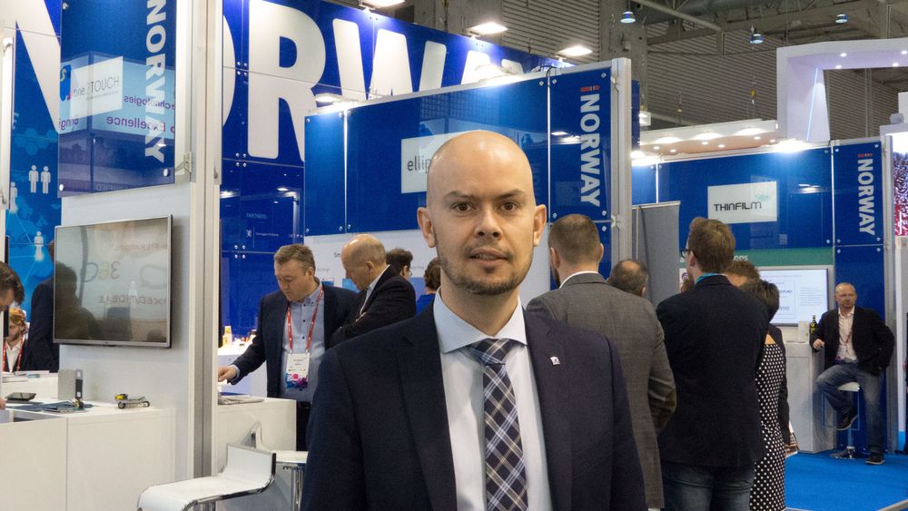 Frekvensdirektør John-Eivind Velure skal etter planen auksjonere ut 2x20 MHz i 900 MHz-båndet i mai. Her fotografert foran den norske paviljongen under Mobile World Congress i Barcelona tidligere i uka.