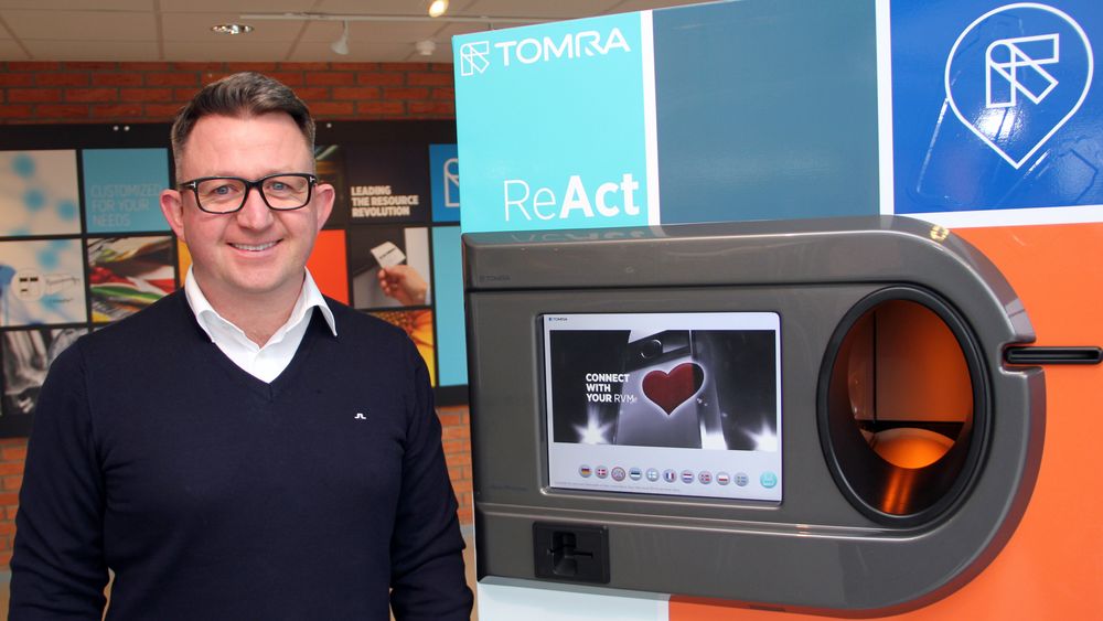 Aleksander Mortensen ved en av pantemaskinene som støtter det forbrukerrettede ReAct-programmet.