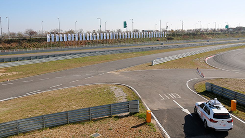 Her et bilde fra banen der BMW-bilene kjører med Ericsson-terminaler for 5G ombord. Nettverket er det operatøren SK Telecom som har satt opp. Her testes forming av energien i radiostrålene fra basestasjonene til terminalene i bilen i hastigheter på opp til 170 kilometer per time. En viktig test i bruk av 28 GHz-båndet mot ting i bevegelse.