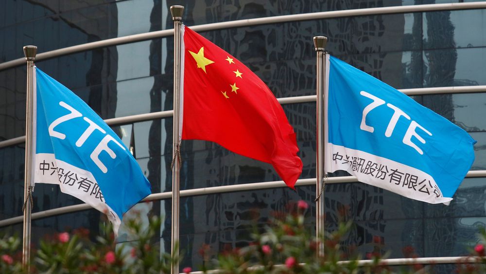 Flaggene vaier fortsatt utenfor ZTE Corporations lokaler i teknologibyen Shenzhen i Sør-Kina (arkivfoto).
