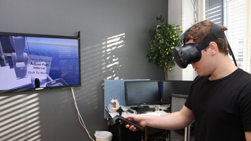 Forsker Jonathan Dyrstad bruker VR-teknologi når han skal lære roboten å gripe fisk.