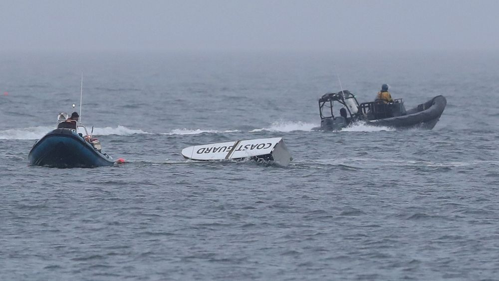 En sponson fra ulykkeshelikopteret - én av mange vrakrester som hittil er funnet i sjøen.