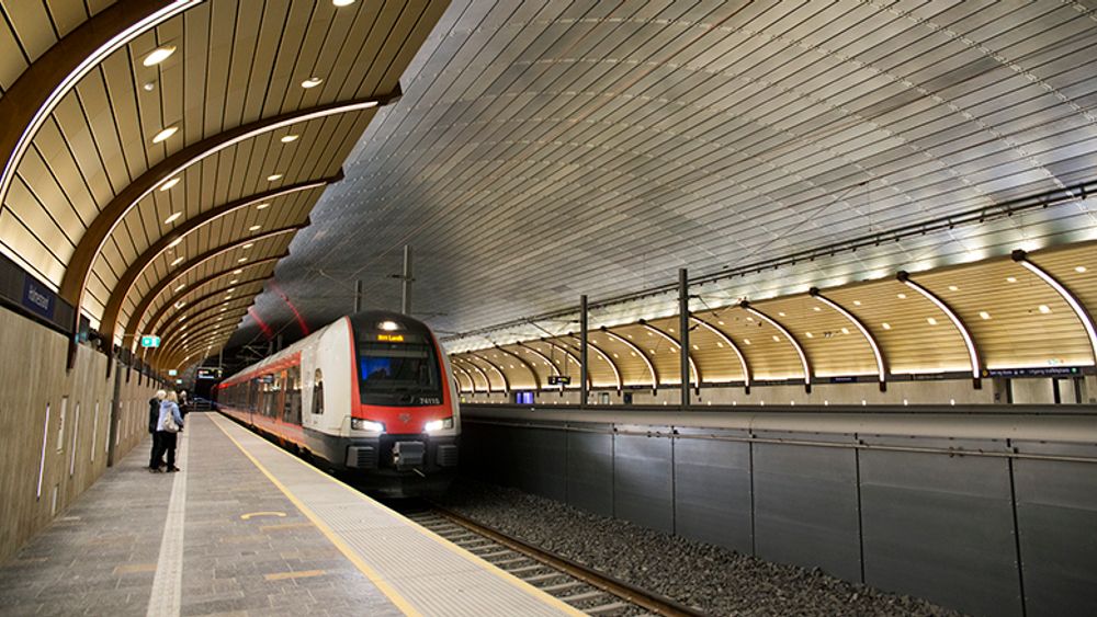Kort tid etter åpning måtte hastigheten gjennom den nye Holmestrandporten settes ned etter at flere tog opplevde kraftig risting når de kjørte i mellom 170 og 200 km/t.