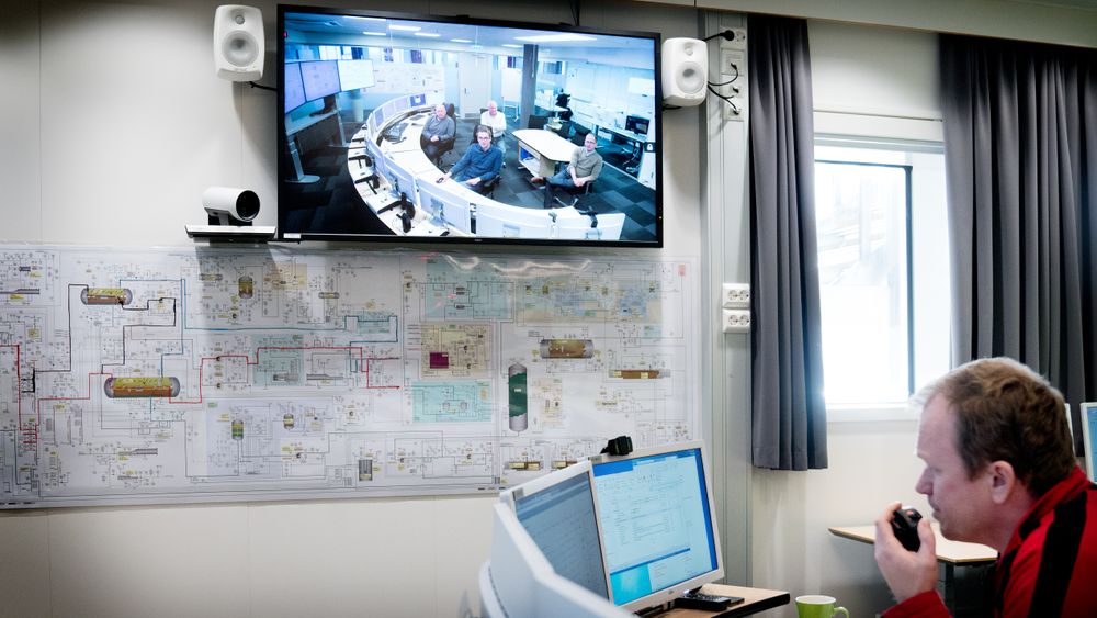 Da Teknisk Ukeblad besøkte Ivar Aasen-plattformen tidligere i år, var kontrollrommet bemannet. Men i teorien kan kontrollrommet fjernstyres fra land. På skjermen i bakgrunnen ser man kontrollrommet på land. 
