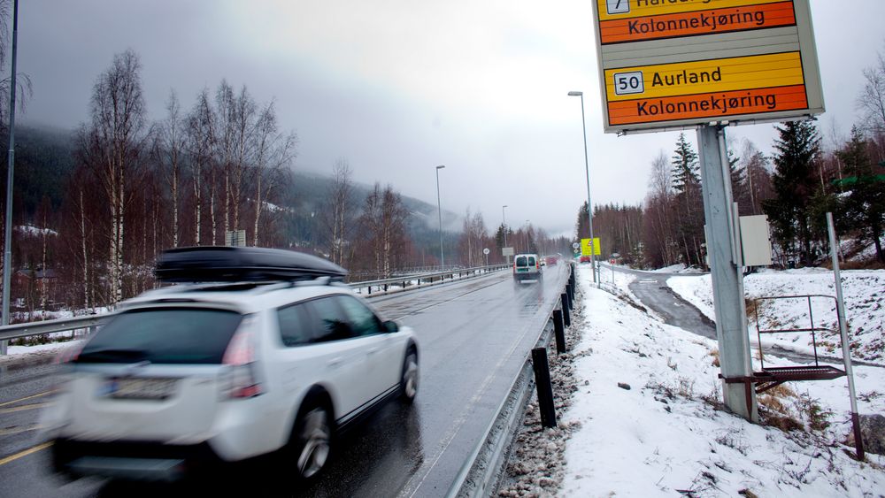 Regjeringen trosser Vegvesenets anbefalinger og utpeker flere veier som hovedforbindelse mellom Østlandet og Vestlandet. Her fra kolonnekjøring på riksvei 7 over Hardangervidda og riksvei 50 til Aurland.