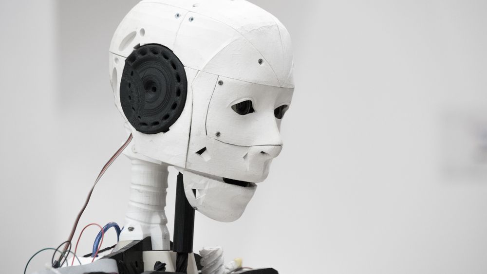 Blant de store problemstillingene rundt kunstig intelligens, er hvordan man skal kunne gi roboter moralsk bevissthet, slik at de ikke gjør noe galt.