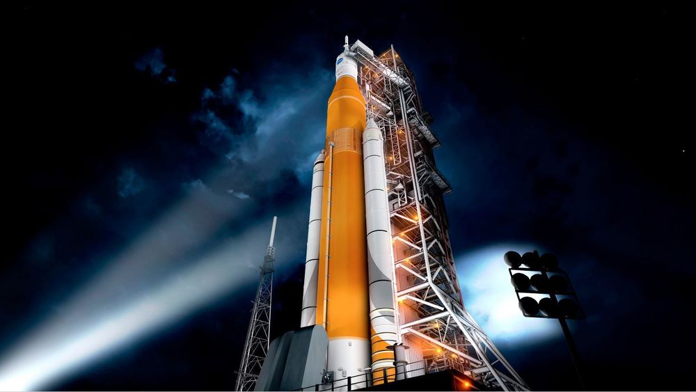 Orion: Illustrasjon av et Orion-romfartøy montert til et Space Launch System bærerakett ved Kennedy-romsenteret i Florida. Kombinasjonen får en høyde på 65 meter. 