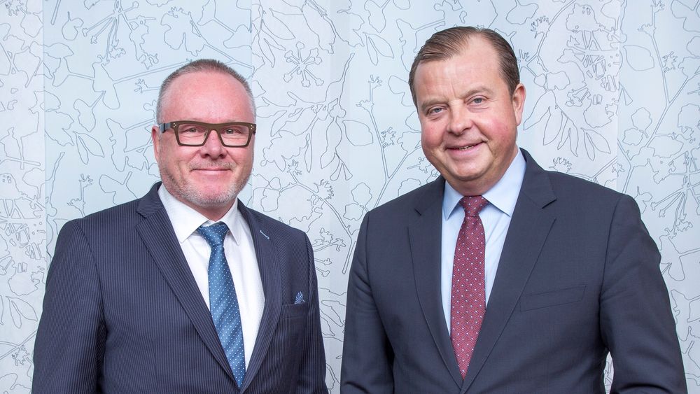 Signerte intensjonsavtale i går: Styreformann i Samlink (fra v.) Pasi Kämäri og Evrys konsernsjef Björn Ivroth.