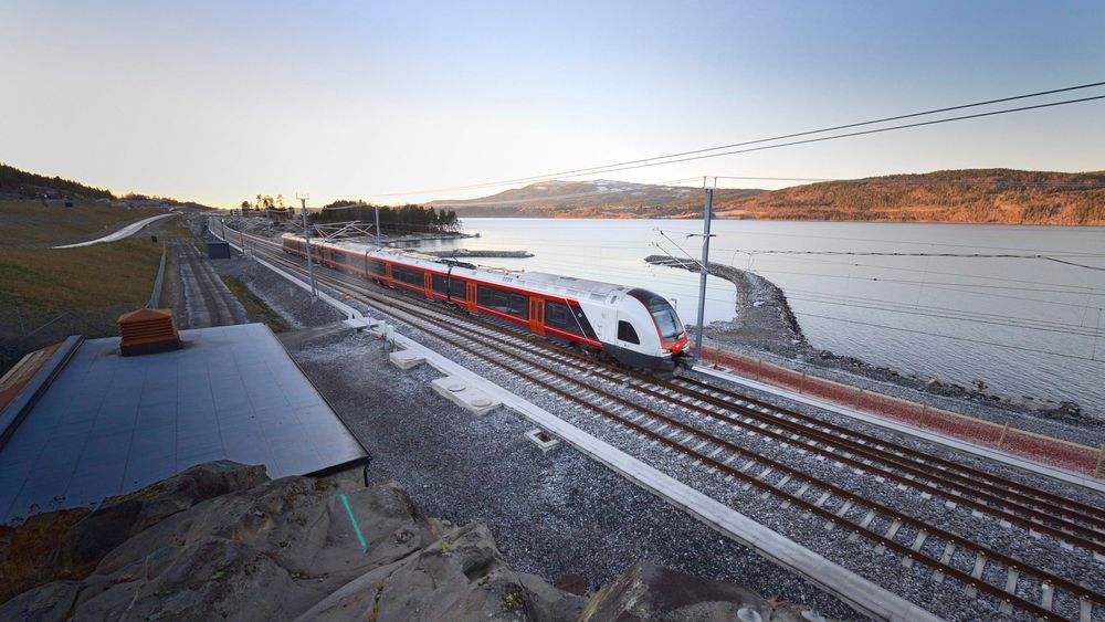 Dobbeltsporet langs Mjøsa åpnet 1. desember 2015. I et par måneder etter 11. desember 2016, kunne togene kjøre i 200 kilometer i timen, før hastigheten måtte settes ned.