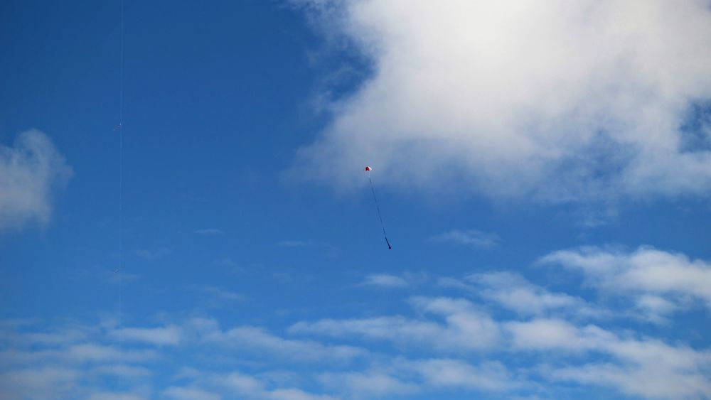 Måler på vei ned: Satellittene vil falle ned i fallskjerm og måle data underveis.