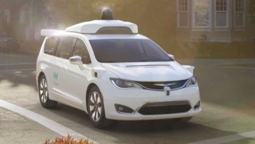 Googles selskap for selvkjørende biler, Waymo, anvender tre lidarer i sin nåværende modell. Den ene lidaren kan du se på toppen av bilen.