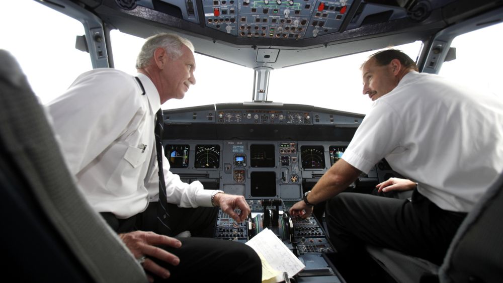 Chesley «Sully» Sullenberger (t.v) og Jeffrey Skiles fløy sammen igjen én gang etter Hudson River-landinga. De skjedde 1. oktober 2009. Også da gikk turen fra LaGuardia i New York. Denne gangen kom de seg helskinnet til Charlotte i A320-flyet.