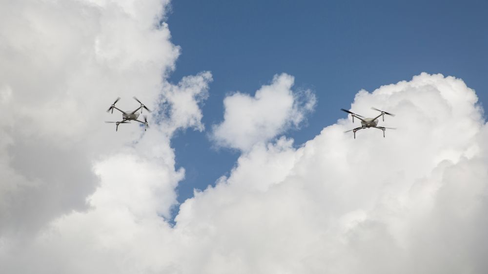 Airobotics' droner er verdens første til å bli godkjent for førerløse flyturer. Danskene håper nå å kunne lette på regelverket, slik at droner også kan fly utenfor visuell kontakt.