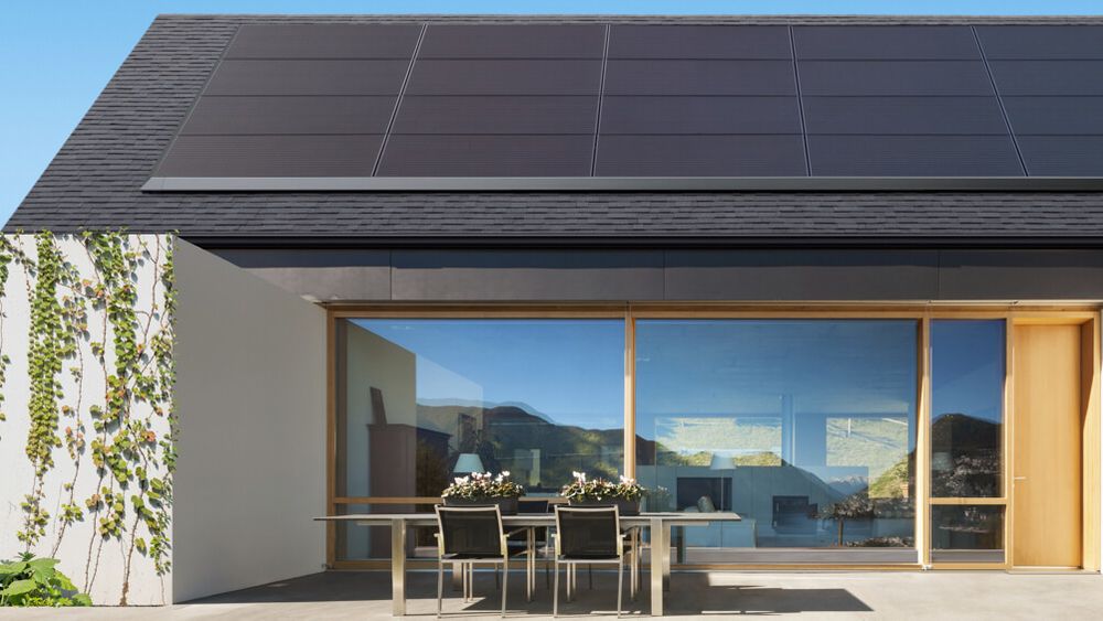 Tesla og Panasonic har utviklet solcellepaneler som kun skal selges via Tesla.